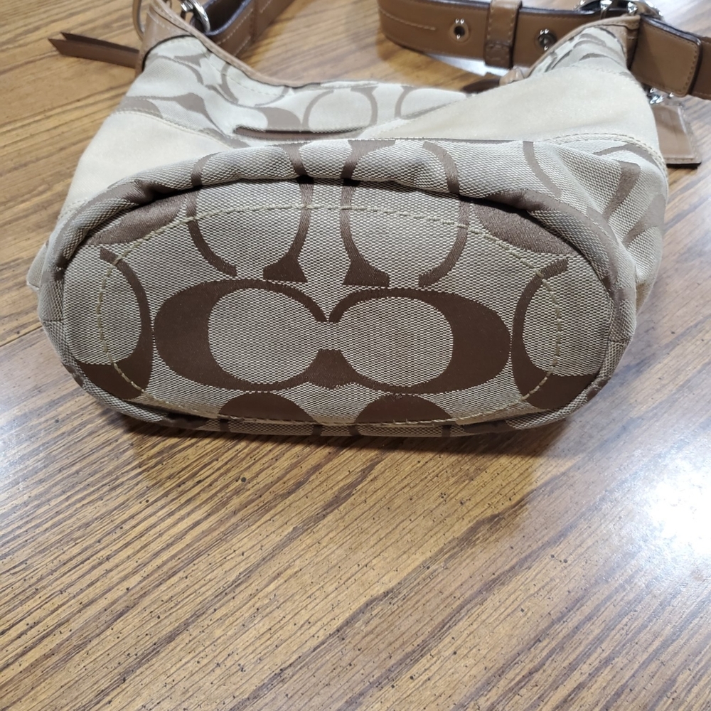Authentic Signature Coach Shoulder Handbag - Picture 2 of 5